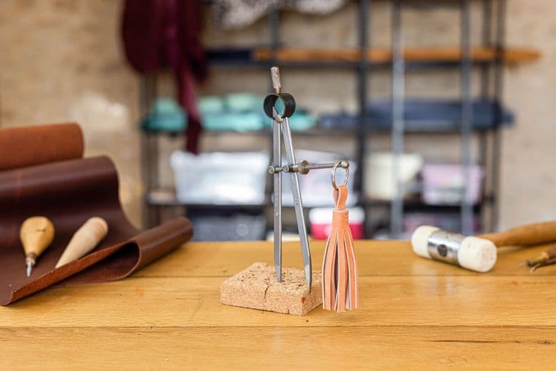 Fabriquez votre porte-clés en pompon de cuir