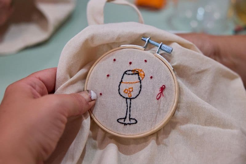Apprenez les bases de la broderie autour d'un apéro