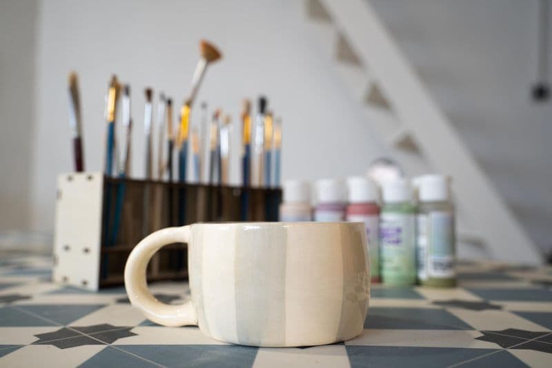 Décorez une pièce en céramique en groupe