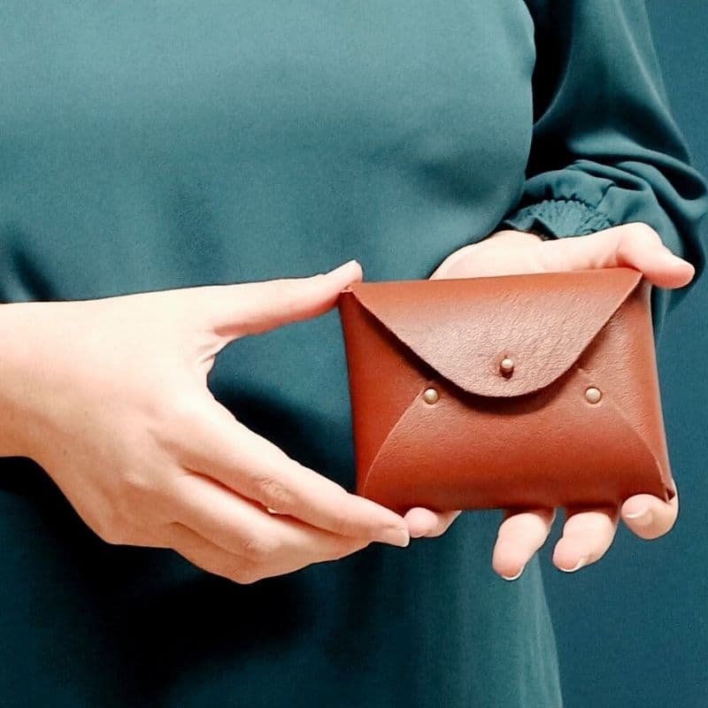 Fabriquez une pochette-enveloppe en cuir