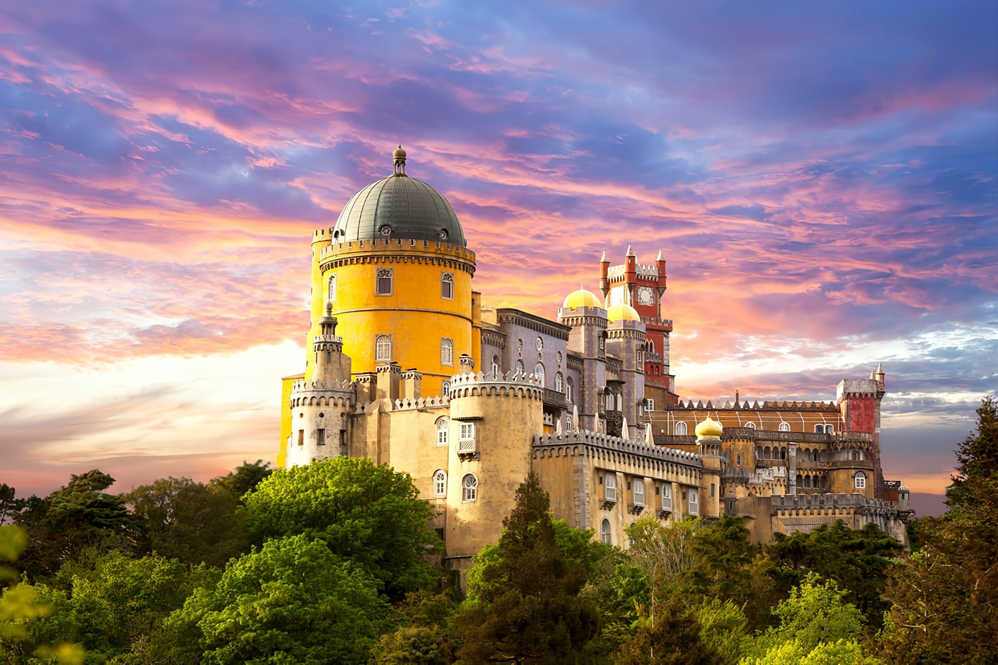 Coucher de soleil au palais national de Pena, Sintra, Portugal