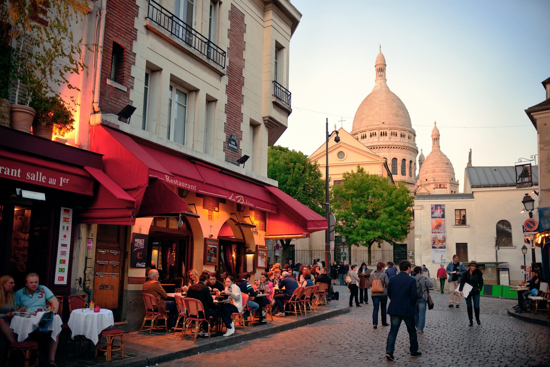 Montmartre - Vue sur le Sacré-Coeur depuis une rue