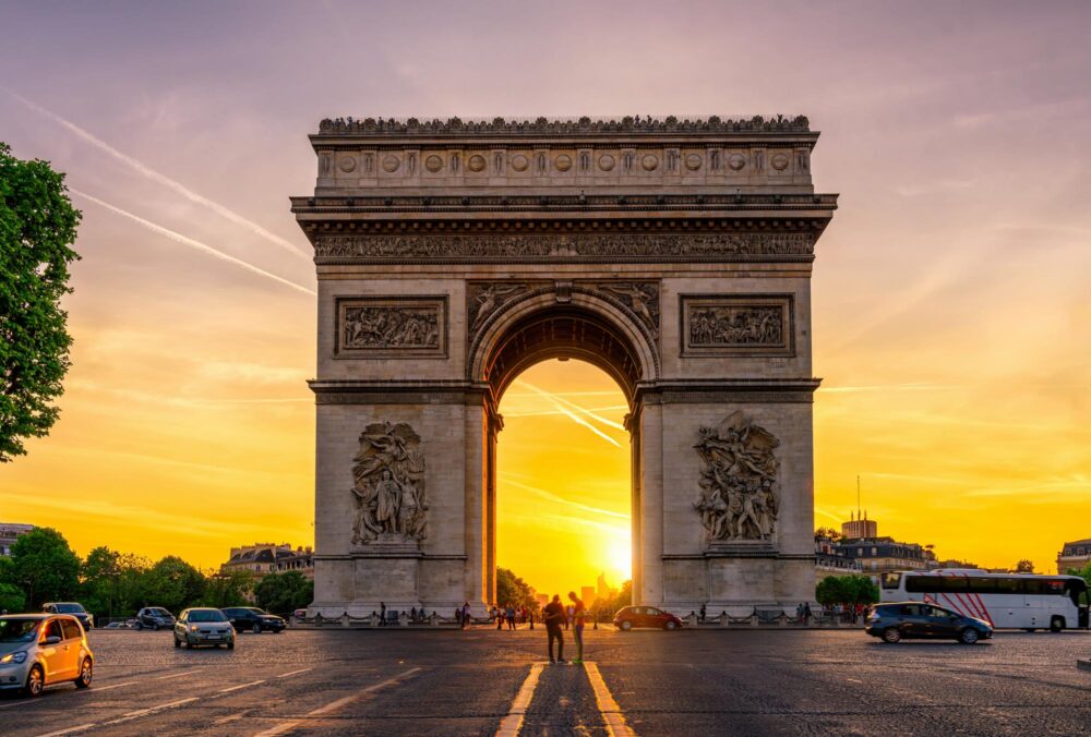 L'Arc de Triomphe à Paris au coucher du soleil
