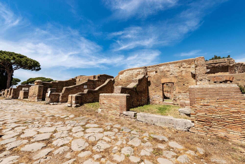 Le Decumanus Maximus situé dans Ostia Antica