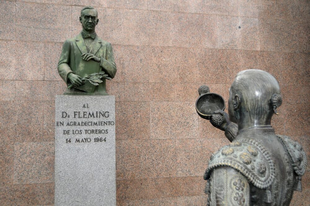 hommage à Alexander Fleming aux arènes