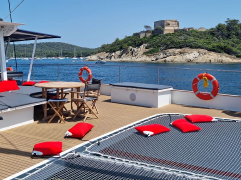 Billet Croisière commentée en catamaran le long du littoral hyèrois