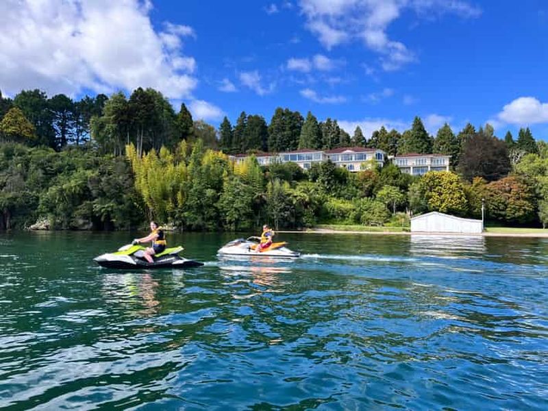 Billet Rotorua, lac Rotoiti : excursion en jet-ski avec entrée aux sources chaudes