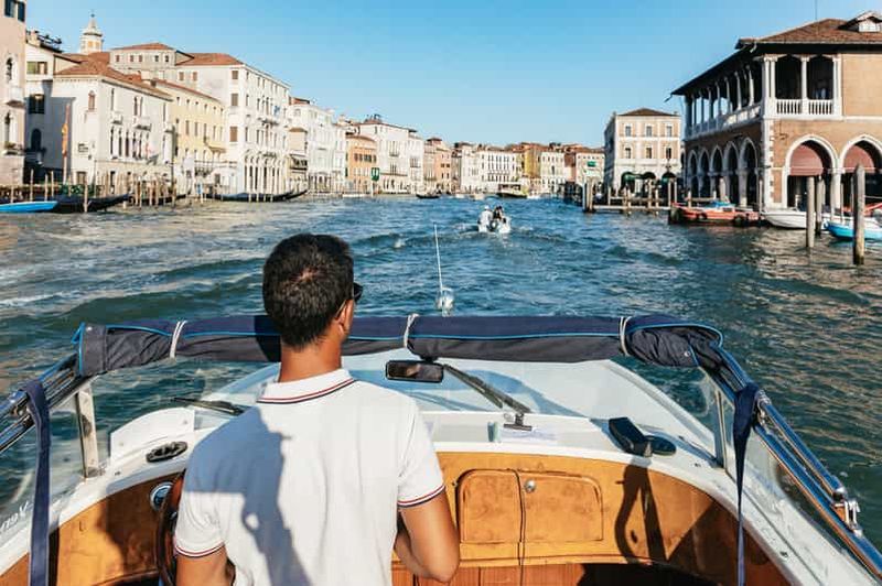 Billet Venise : Transfert en bateau-taxi partagé vers l'aéroport Marco Polo.