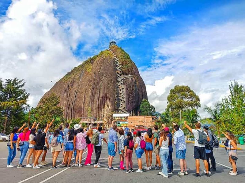 Billet Medellin : visite de Guatape avec bateau, petit-déjeuner, déjeuner et lamas