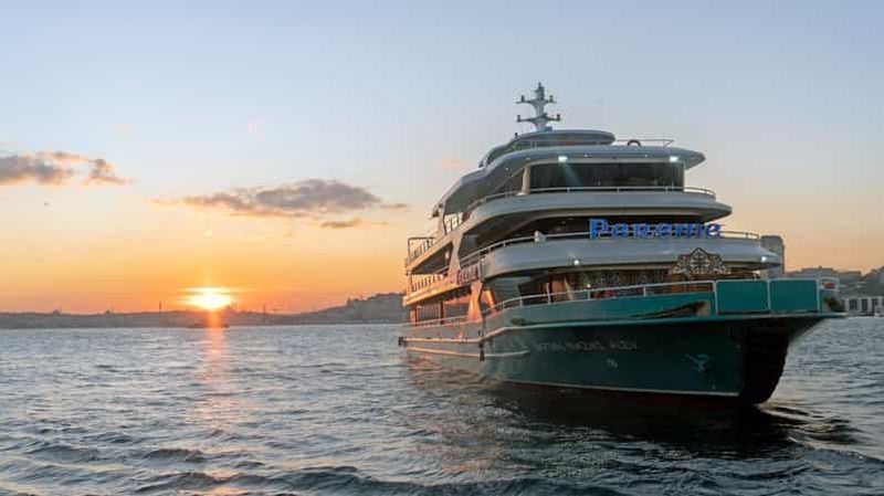 Billet Istanbul : Croisière au coucher du soleil sur le Bosphore avec boissons et collations
