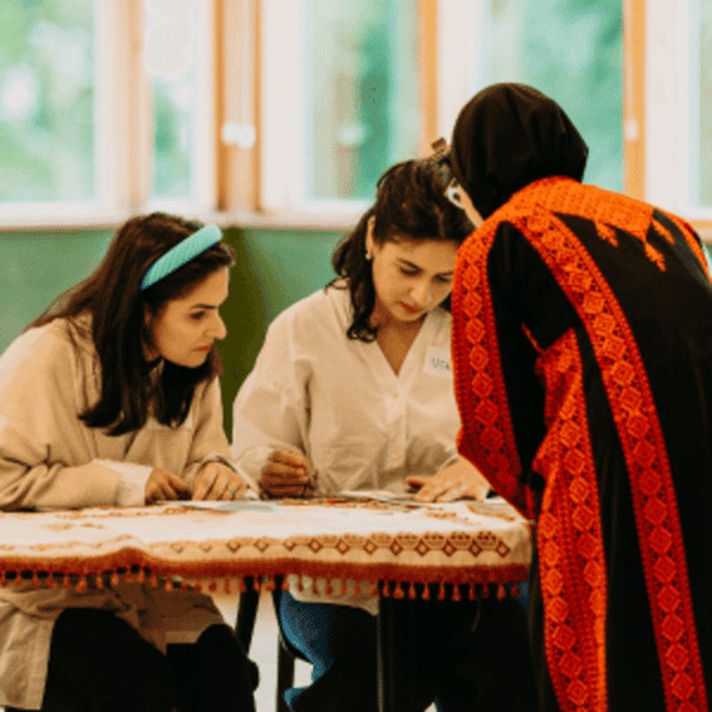 Billet Amman : cours de broderie, visite de la citadelle et déjeuner jordanien
