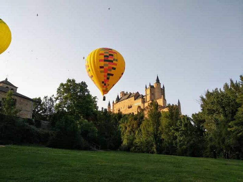 Billet Ségovie : Balade en montgolfière avec option de transfert depuis Madrid