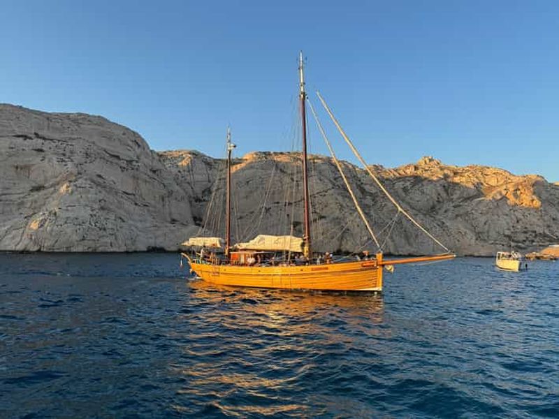 Billet Marseille: Soirée en voilier Calanques du Frioul avec buffet et vin Bio