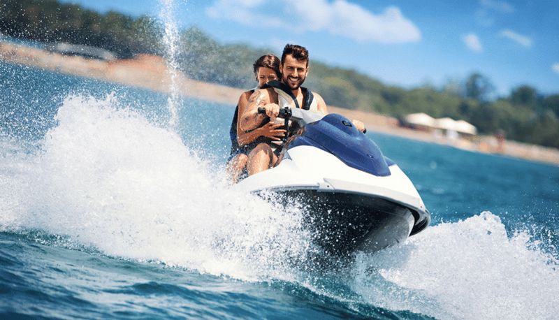 Billet Bali : excursion en parachute ascensionnel, jet ski et Uluwatu avec danse kecak