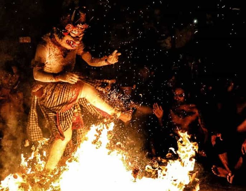 Billet Bali : visite du temple d'Uluwatu avec billet pour le spectacle de danse Kecak en option