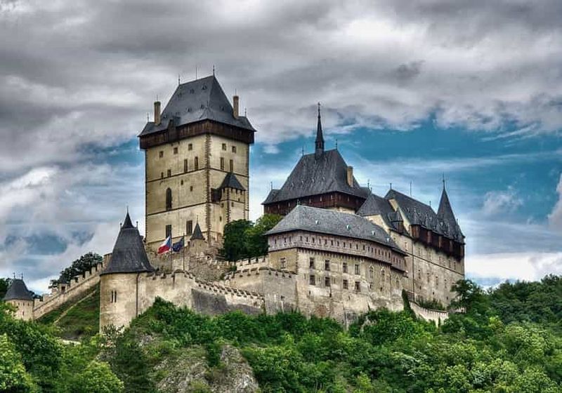 Billet Depuis Prague : visite du château de Karlštejn et des grottes de Koněprusy