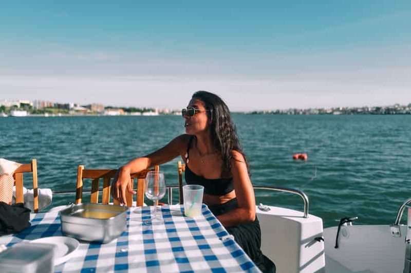 Billet Lisbonne : Visite privée en catamaran de luxe avec boisson de bienvenue