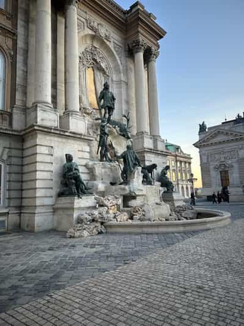 Billet Budapest : visite du quartier du château de Buda et dîner accompagné de vin
