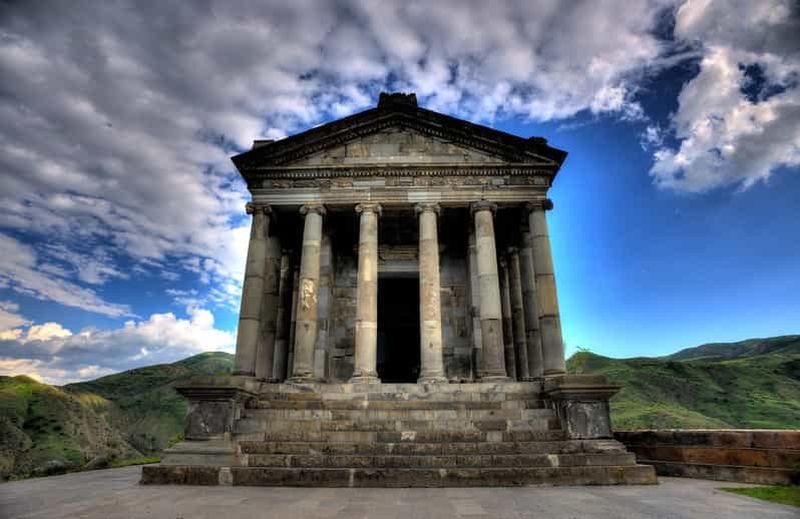 Billet Erevan : Visite du temple de Garni, du monastère de Geghard et du lac Sevan