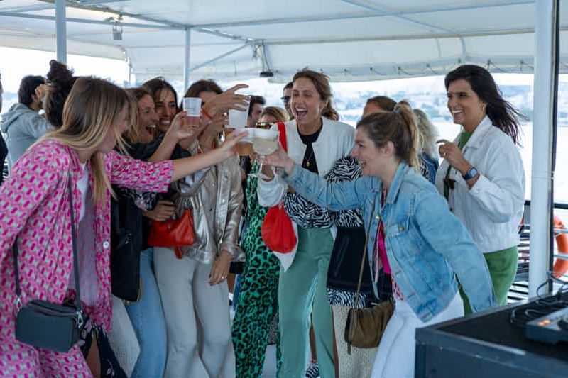 Billet Lisbonne : tour en bateau au coucher du soleil avec musique et boissons