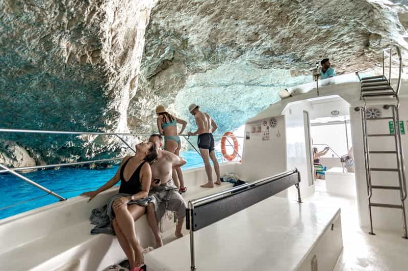 Billet Porto Vromi : croisière avec épave, grottes et baignade à la plage blanche