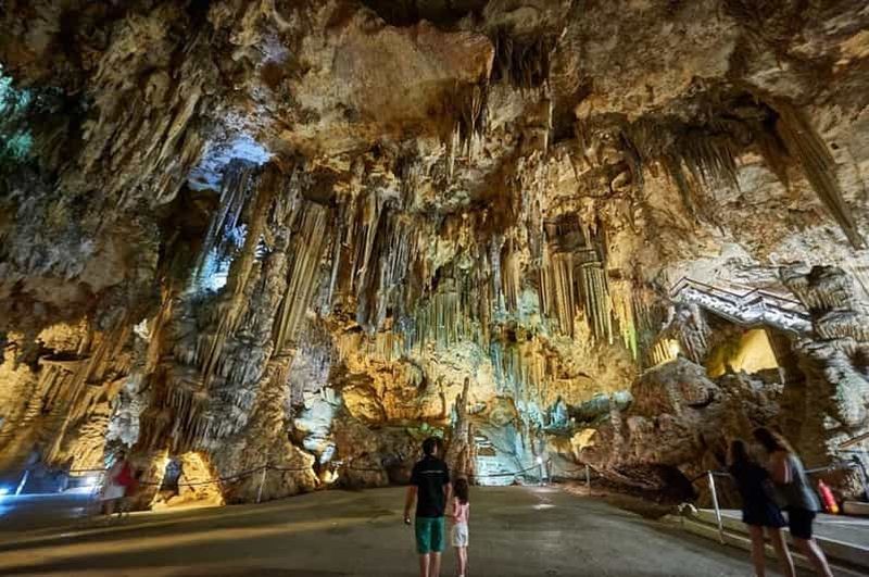 Billet Depuis Malaga : visite des grottes de Nerja, de Nerja et de Frigiliana (journée)