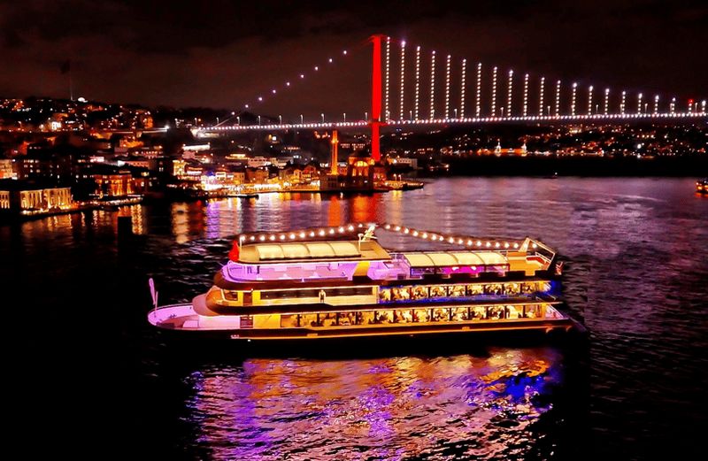 Billet Istanbul : dîner-croisière sur le Bosphore avec spectacle et table privée