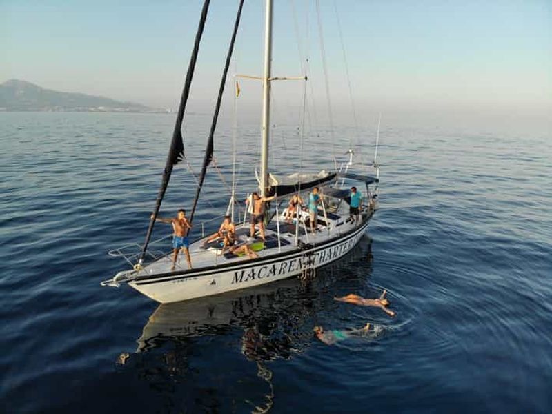 Billet Fuengirola : Excursion en voilier pour l'observation des dauphins, avec boissons incluses