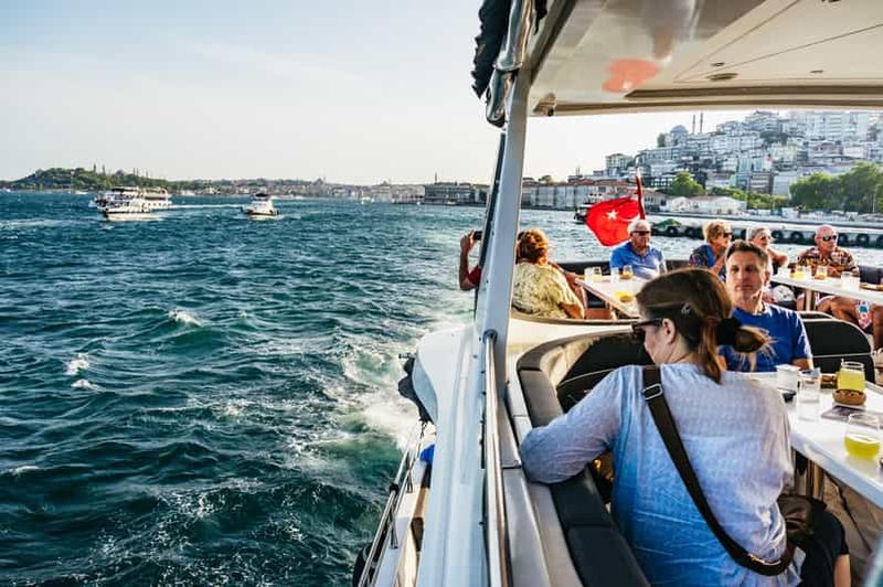 Billet Istanbul : croisière au coucher du soleil sur le Bosphore à bord d'un yacht de luxe