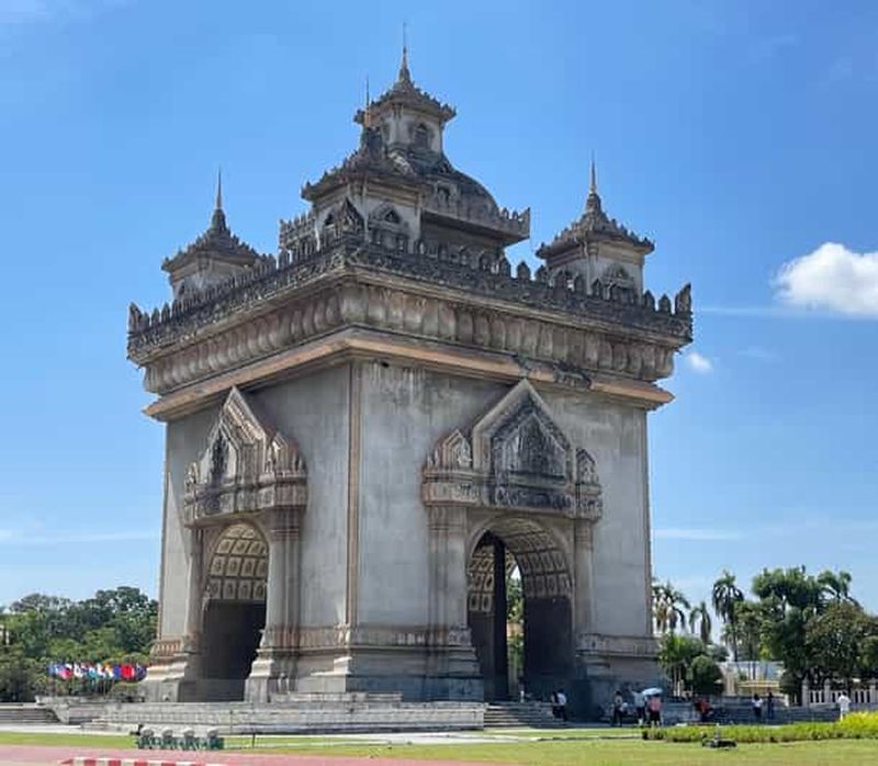 Billet Vientiane : visite culturelle avec le parc du Bouddha et le Patuxay