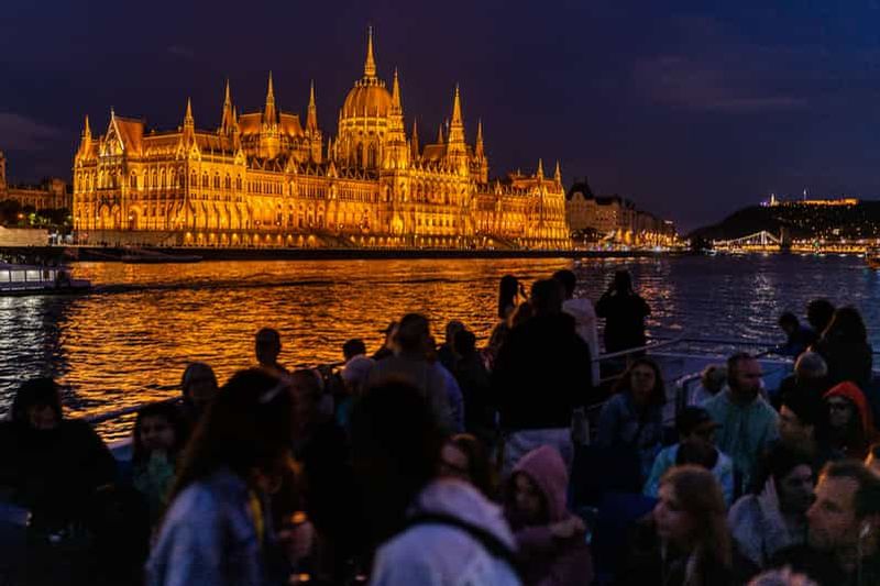 Billet Budapest : croisière touristique d'une heure en soirée avec boisson