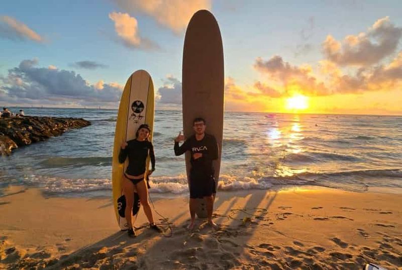 Billet Oahu : Leçon de surf privée pour débutants à Waikiki - Guide féminin