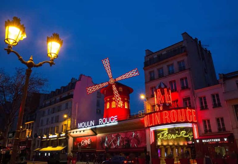 Billet Paris : Spectacle du Moulin Rouge avec Champagne et service de retour