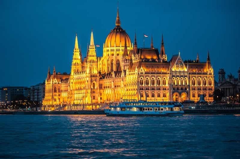 Billet Budapest : croisière touristique nocturne avec boisson de bienvenue