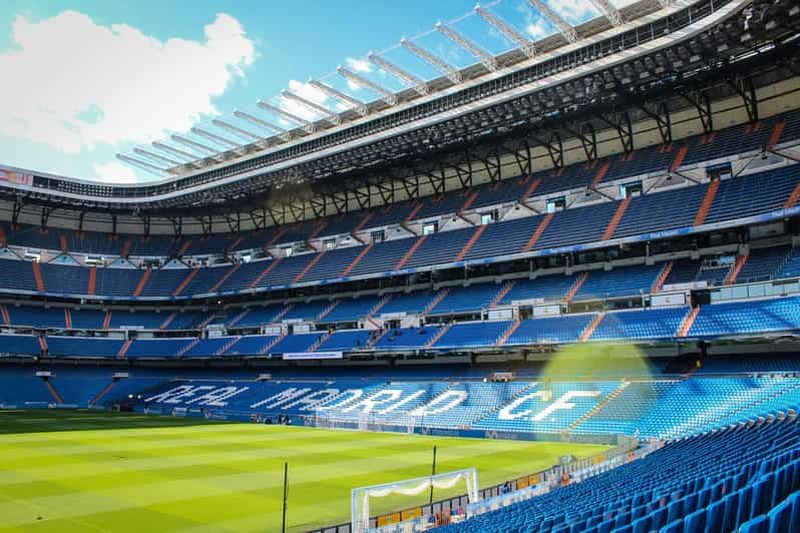 Billet Madrid : visite guidée du stade Santiago-Bernabéu avec un grand fan du club