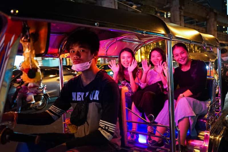 Billet Visite de nuit de Bangkok en tuk-tuk avec nourriture et boissons à Siam et Silom