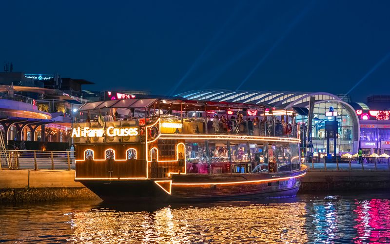 Billet Au départ du canal de Dubaï : dîner-croisière de 2 heures en boutre de luxe avec dîner et boissons à volonté