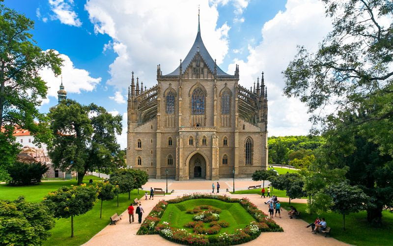 Billet À partir de Prague : Excursion d'une journée à l'église osseuse de Kutná Hora et à l'église Sainte-Barbara