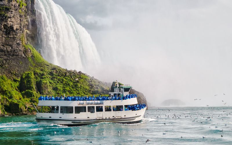 Billet Depuis Toronto : excursion d'une journée aux chutes du Niagara avec croisière Hornblower et visite derrière les chutes en option