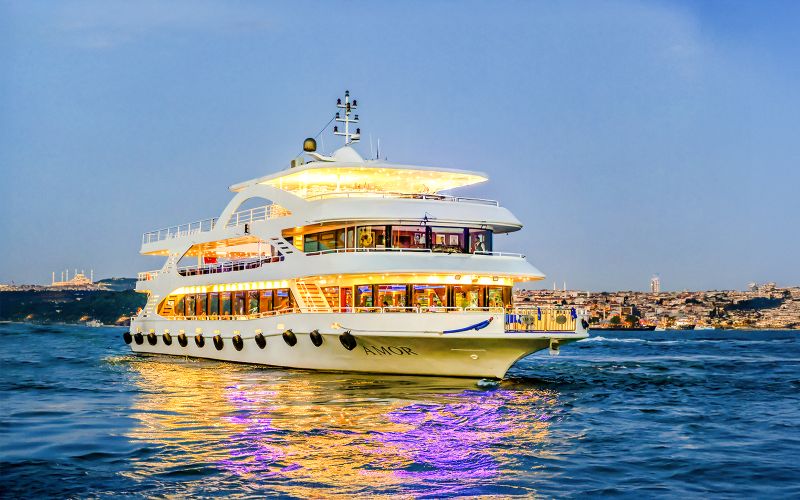 Billet Dîner-croisière à 4 plats sur le Bosphore avec spectacle et table privée