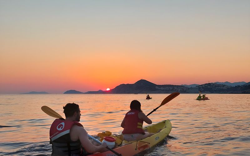 Billet Excursion de 3 heures en kayak au coucher du soleil autour des remparts de la Vieille Ville, de la plage de la grotte de Betina et de l'île de Lokrum