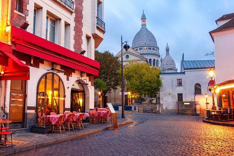 Billet Visite nocturne de Montmartre avec spectacle de cabaret et dîner à Paris