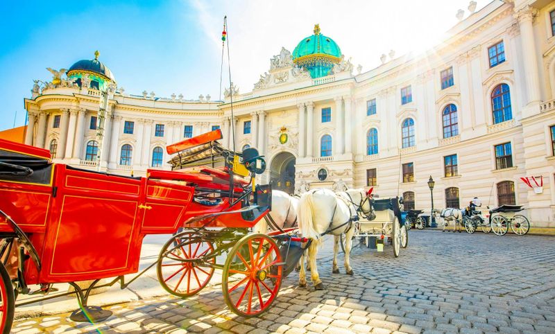 Billet Visite guidée du musée Sisi, de la Hofburg et des jardins de Vienne en français