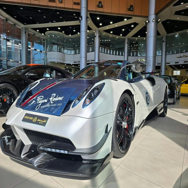 Billet Visite des salles d'exposition de voitures de luxe à Dubaï avec dépose au Dubai Mall