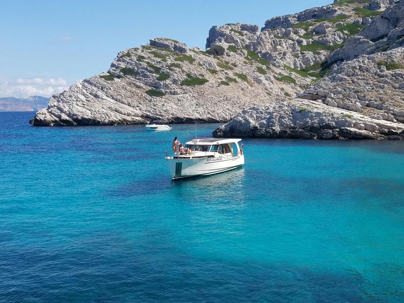 Billet Excursion en bateau d'une journée complète au parc national des Calanques depuis le Vieux Port Mairie