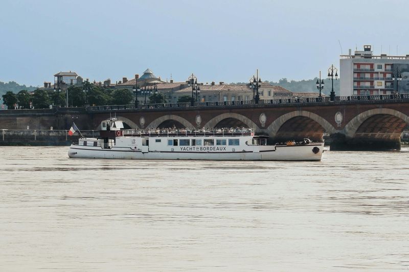 Billet Bordeaux : Croisière guidée sur la Garonne avec un verre et un canelé