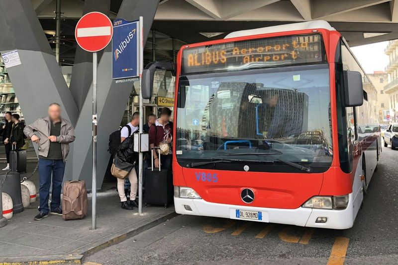 Billet Naples : Transfert en bus vers/depuis l'aéroport de Naples et la gare maritime de Naples