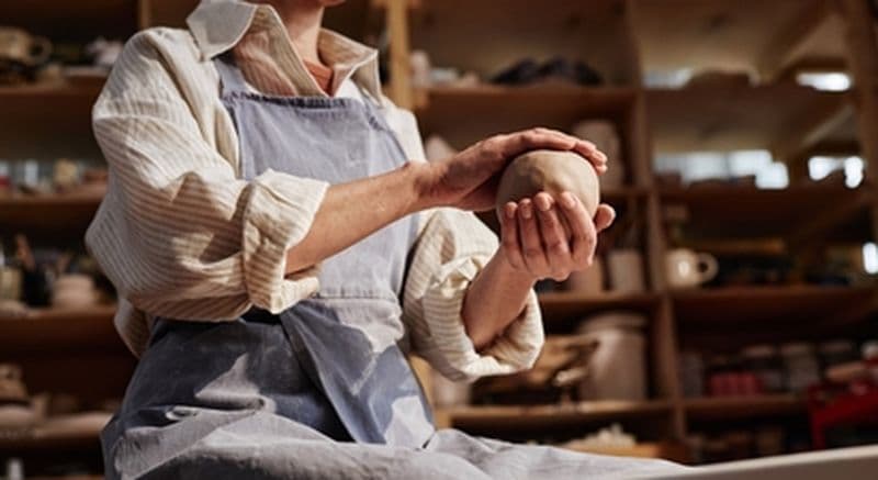 Cours de tournage de l'argile à Livron-sur-Drôme près de Valence