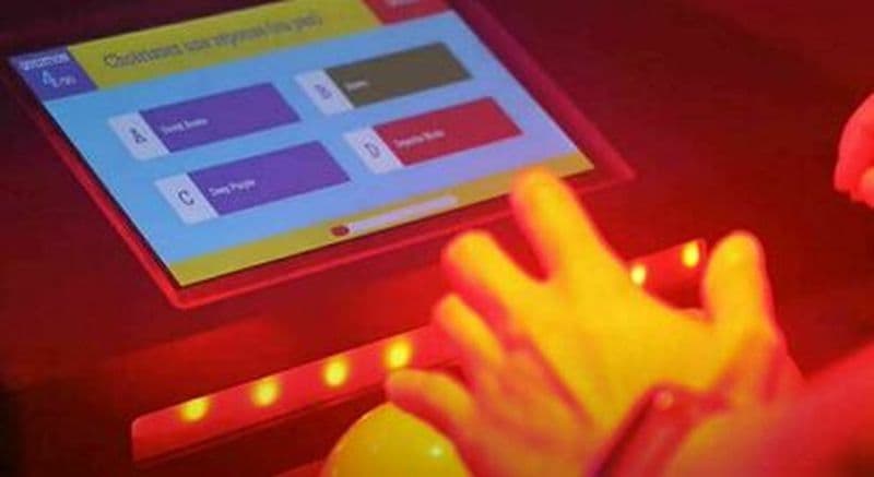 Participation à un blindtest immersif dans un décor de jeu télé à Marseille