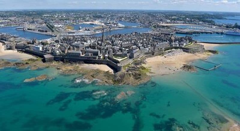 Balade en mer en bateau privatisé avec skipper depuis Saint-Malo